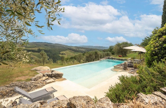 Alleinstehendes Ferienhaus mit privatem Pool, Whirlpool, W-LAN, TV, Innenhof, bei Greve In Chianti