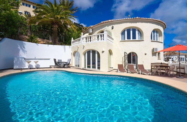 Alleinstehendes Ferienhaus mit privatem Pool, Klimaanlage, W-LAN, TV, Terrasse, Panoramablick
