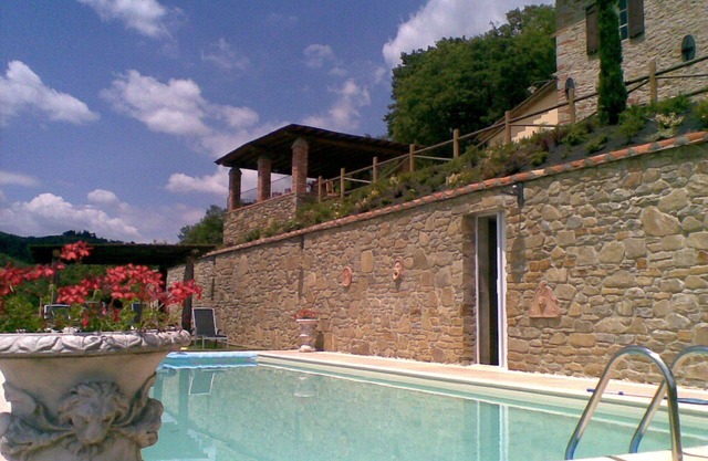 Alleinstehendes Ferienhaus mit privatem Pool, Klimaanlage, Whirlpool, W-LAN, TV, Innenhof