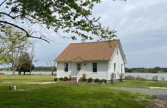 Private waterfront cottage with pool on Church Creek