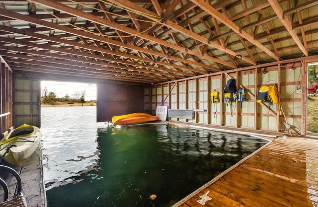 Private waterfront cottage - hot tub & kayaks
