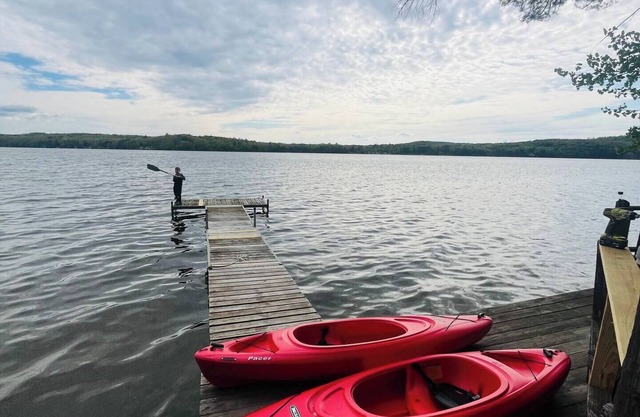 PRIVATE WATERFRONT DOG FRIENDLY LAKE HOUSE
