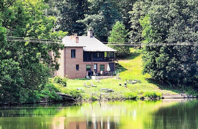 Private waterfront home/fishing, pedal boat, game room, close to Gettysburg,