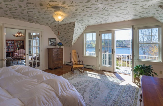 Private Waterfront Home @ Five Gables Inn - 3 Bdr 2 Bath - Breakfast - Hot Tub