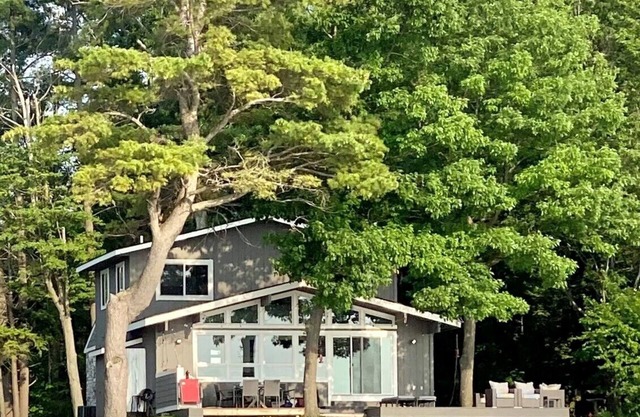 Private Waterfront Cottage w/your own Beach & Amazing Sunsets, 3 bdrm sleeps 8