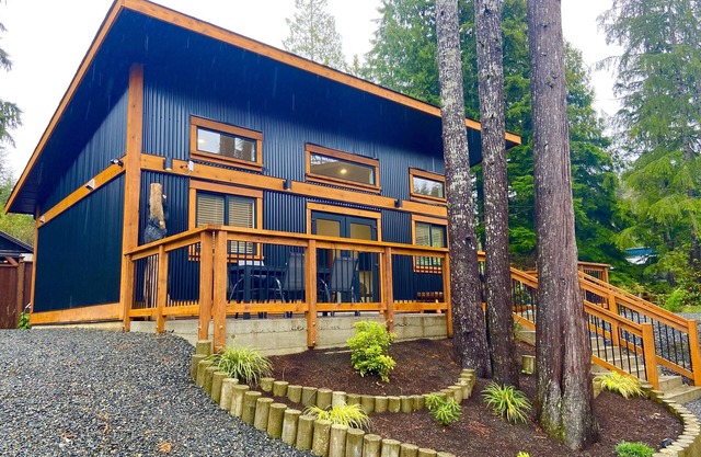 Private West Coast Cottage w/firepit - 2 mins walk to seaside pubs and marinas!