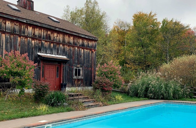 Private WFH farmhouse, 4 bed, fireplace, 5 acres!