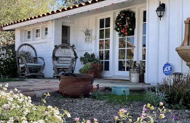 Private Winemaker's Cottage on 2 acre Vineyard.