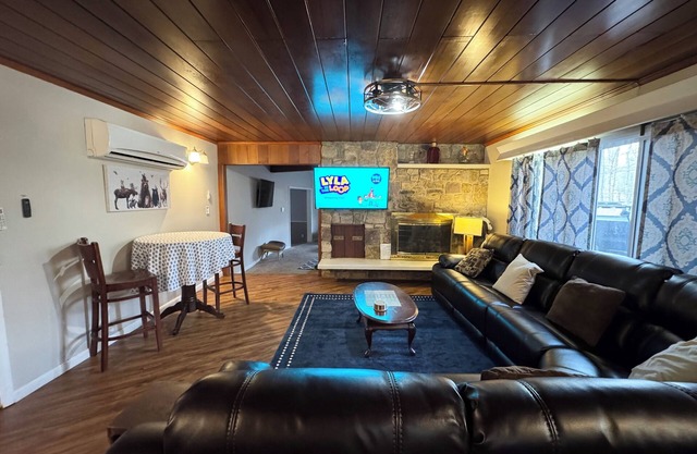 Geräumiges Haus! Hot Tb, Billardtisch. Foosbll, Lrg Smrt Fernseher, Zugang zum See, WIF, Cbl