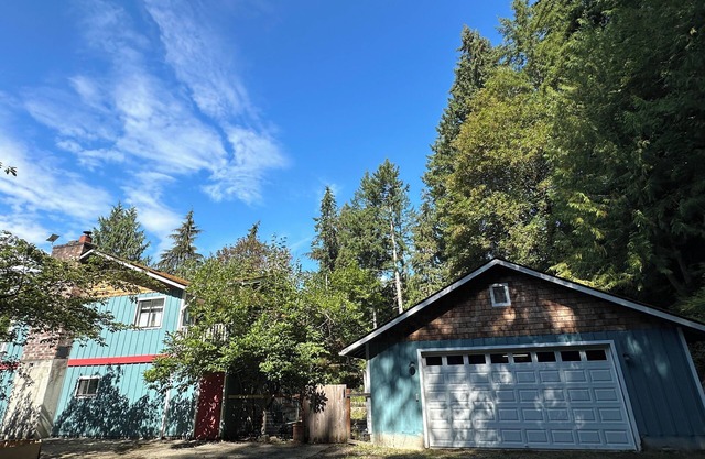 Private wooded retreat cabin with hot tub in Seabeck