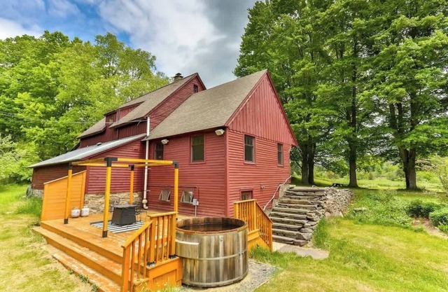 Private Woodland Retreat with Cedar Hot Tub & Mt View