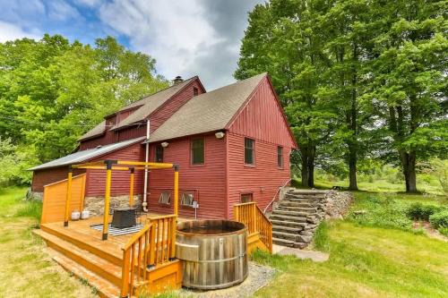 Private Woodland Retreat with Cedar Hot Tub & Mt View