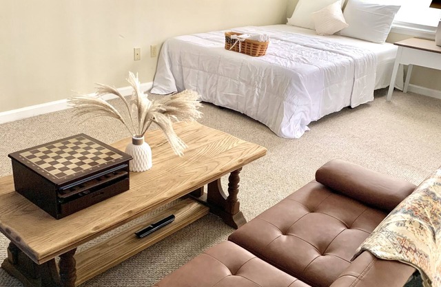 Private Woodside Cottage Lower Level - Minutes from downtown