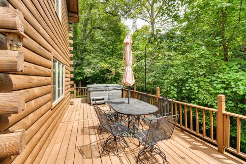 Private Yard Secluded Hannibal Cabin in the Pines