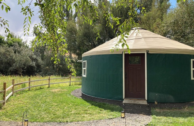 Private yurt perfect for your Magic Valley stay.