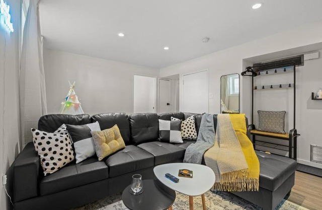 PrivateEntry Basement w/Office NearMRU Freeparking