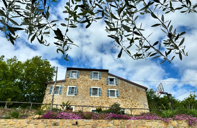 Privately Located Country House in the middle of nature with pool, pizza oven and WIFI