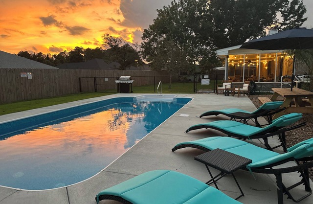 PrivatePool - GameRm - 2KingBeds ~ 8min to beach - BlueAngelPractice ViewingArea