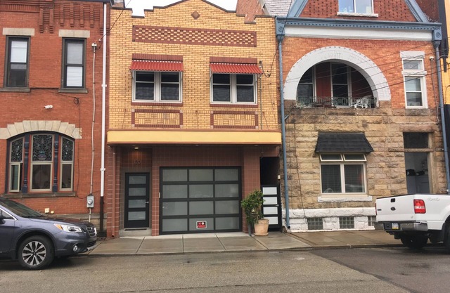 Neue Auflistung! Haus mit 4 Schlafzimmern / 3 Bädern mit einer Garage für 1 Auto + 2 Parkscheinen.