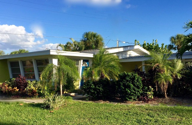 Professionally Decorated cottage on Manasota Key -walk to beach