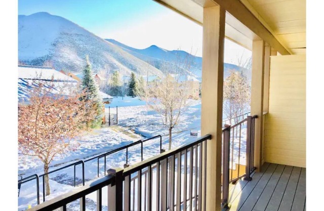 Professionally designed mountain live/work retreat. 3BR/2.5BA w/ attached garage