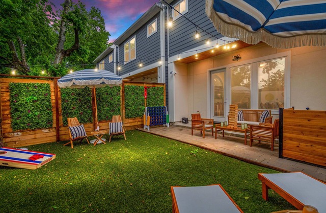 Professionally designed, 5min to dwtn. Sleeps 12 with patio & backyard.
