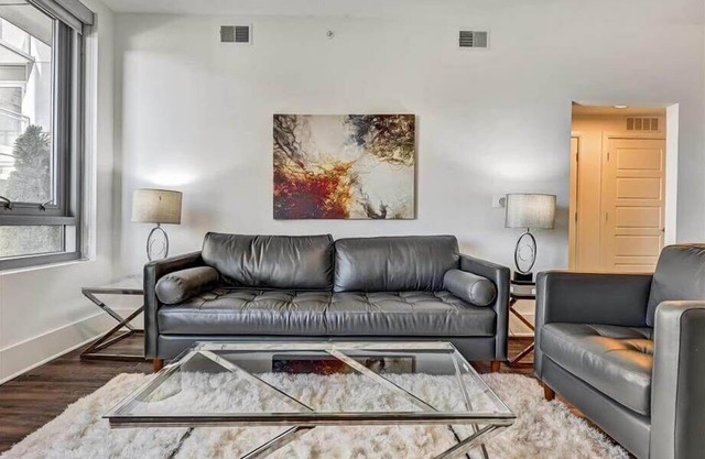 Professionals 2BR Getaway | Fast Wifi& Co-working Spaces