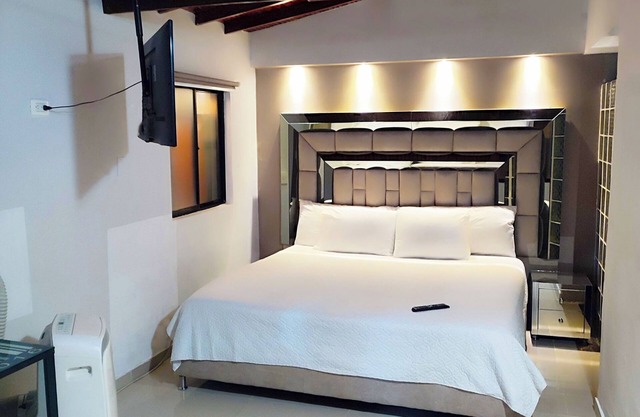 PROMO 18 BDRM Building, Pool+ 5Jacuzzis at Poblado