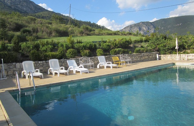 PROMO!22. 06-6. 07. Ruhige Bauernhausabhängigkeit in der Nähe von Sisteron mit Schwimmbad