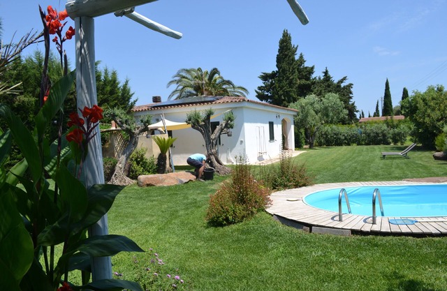 Ferienhaus mit Pool auf dem Land, nur wenige Schritte vom Meer entfernt
