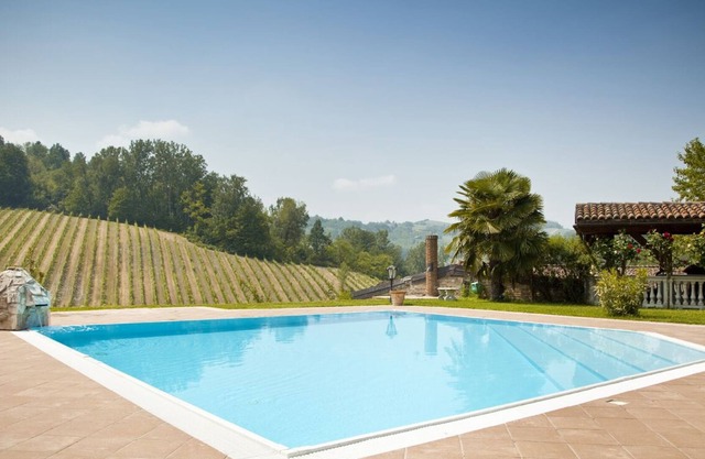 Anwesen inmitten von Weinbergen mit Pool, atemberaubender Aussicht