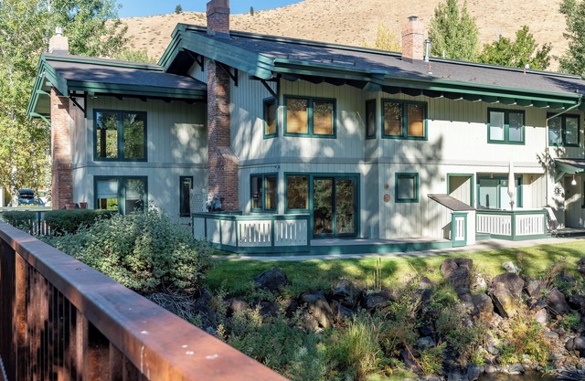 Prospector Condo 158- Beautifully Remodeled Creekside Condo Walk to Slopes.