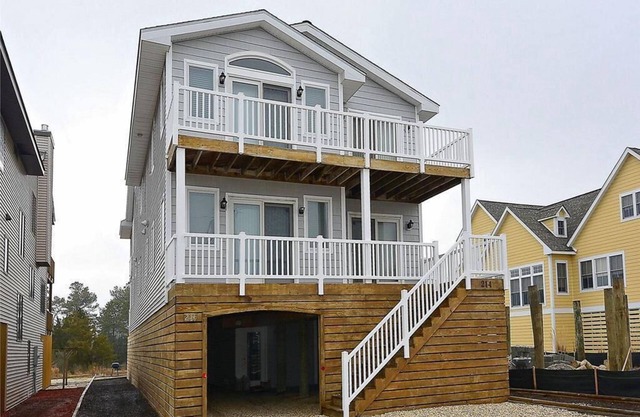 Proximity to the Beach | Spacious 6BR | Deck
