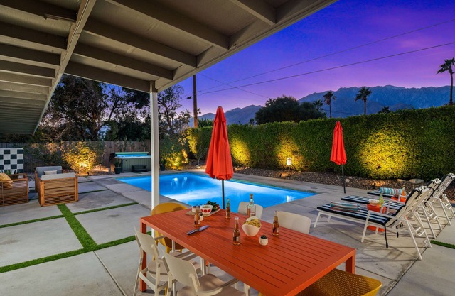 PS TwinSuns: Galactic Mid-Century Home to Inspire Your Inner Jedi