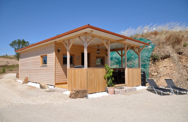 Isoliertes Holzhaus am Stausee/Fluss, Privatstrand, Spielplatz, 25km - Albufeira