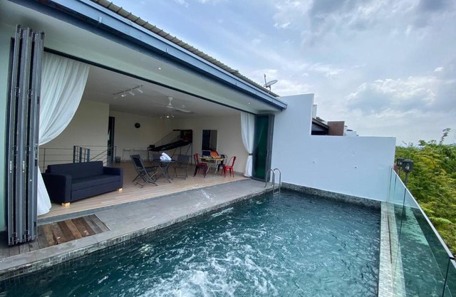 Puchong New Private Pool & Jacuzzi up to 30 Pax