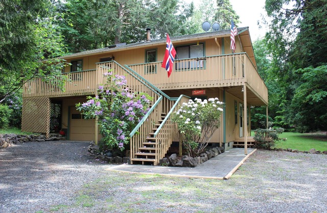 Puget Sound Island Home mit Blick auf Wasser