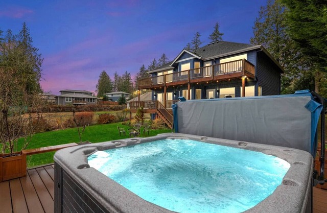 Puget Sound Retreat - 4 Bedroom Home w/ Hot Tub