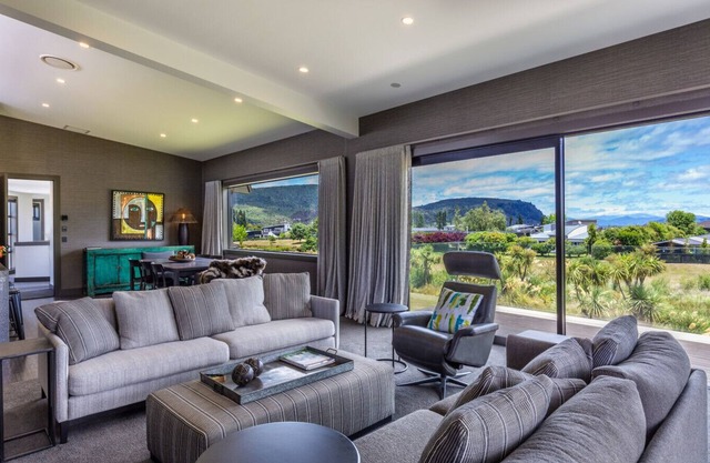 Pukeko Paradise - Kinloch