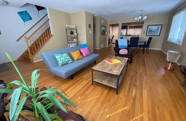 Pulaski Mahal - Spacious 3bed/2.5bath with Game Room. Close to Hwy, train.
