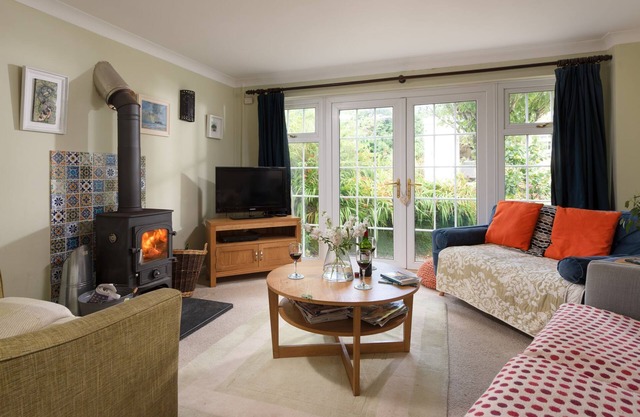 Pump Cottage (Sleeps 8) - a house that sleeps 8 guests in 4 bedrooms