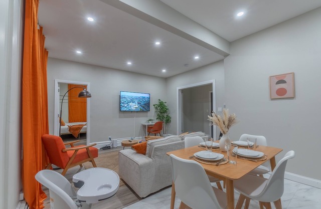 Pumpkin Premise by Airport. 5 beds+Sleeps 8! ✨Book 7 days, Get 20% OFF!✨