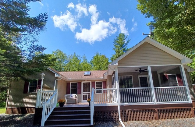 Pure relaxation, fresh air and privacy. An hour from the Maine coast.