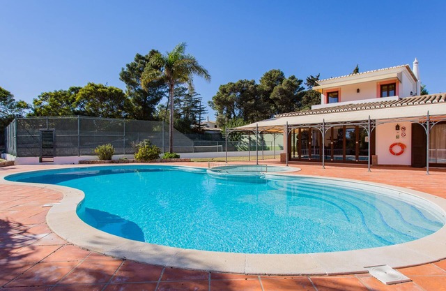 Purple Rain: Eine imposante Villa im maurischen Stil mit privatem Pool und Tennisplatz