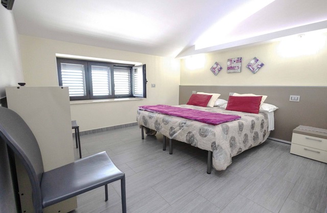 Purple Room - Bedroom with lake view