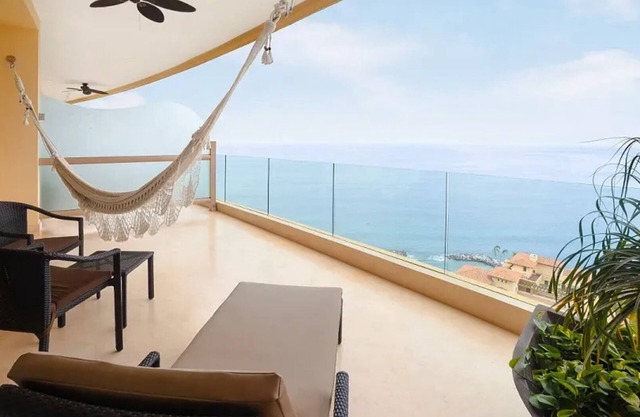 ✩ PV Getaway ✩ Studio w/ King Bed & Balcony Views ✩