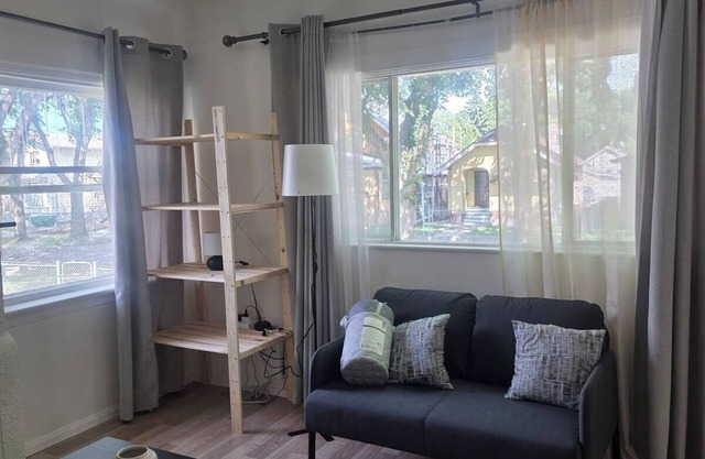 Pvt Double Bed & Work Desk|BBQ,Near NAIT,UofA,Downtown,Detached Free Garage,WiFi