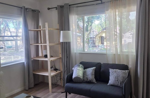 Pvt Queen Bed & Work Desk|BBQ,Near NAIT, UofA,Downtown,Detached Free Garage,WiFi