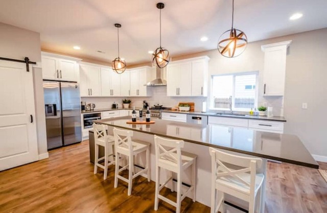 Q House in Lakewood - 5BR, 3Bath + AC. Sleeps 16. Kid and Pet-Friendly