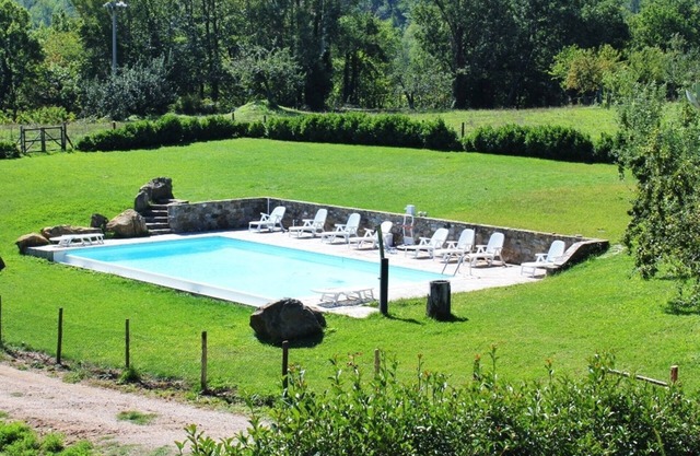 Quercia, traditional farmhouse with pool, relax and enjoy the Tuscan countryside